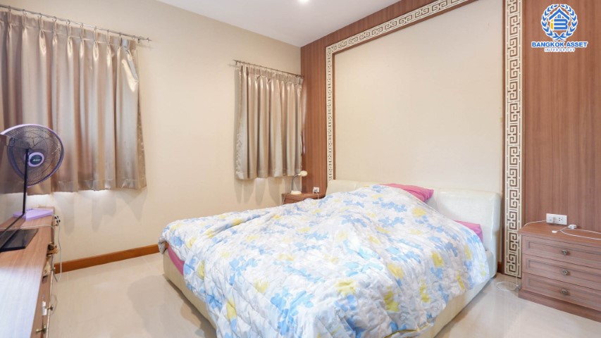 บ้านเดี่ยวมือสองย่านนนทบุรีฯ ม.คาซ่าแกรนด์ รัตนาธิเบศร์-ราชพฤกษ์ เนื้อที่กว้างขวางมากถึง 111 ตร.ว. ฟังก์ชัน 4 ห้องนอน 5 ห้องน้ำ ที่จอดรถ 5 คัน แถมฟรี! เครื่องปรับอากาศ 7 เครื่อง บนทำเลแห่งการเดินทาง ใกล้รถไฟฟ้าสายสีม่วง "สถานีบางรักใหญ่"...